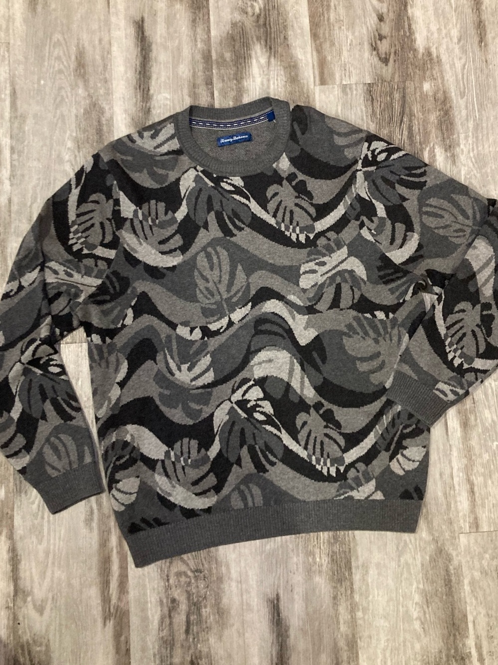 Tommy Bahama Gray & Black Patterned Crewneck Sweater 10% silk